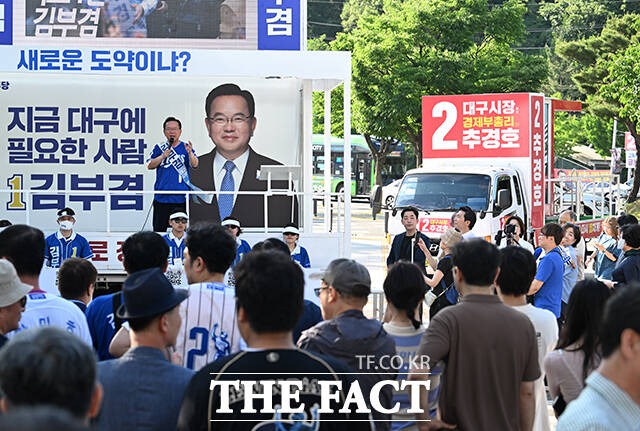 김부겸 더불어민주당 대구시장 후보가 제9회 전국동시지방선거 사전투표 날인 29일 오후 대구 수성구 삼성라이온즈파크 앞에서 시민들을 향해 지지를 호소하고 있다. /대구=박헌우 기자