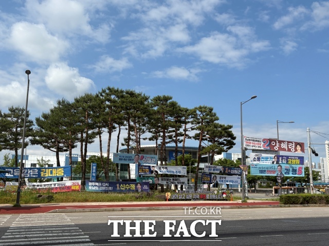 무투표 당선 지역과 달리 선거 열기가 뜨거운 곳도 있다. 6·3 지방선거를 앞둔 지난달 22일 광주역 인근 거리에 출마 후보자들의 선거 홍보 현수막이 빽빽하게 걸려 있다. /김수민 기자