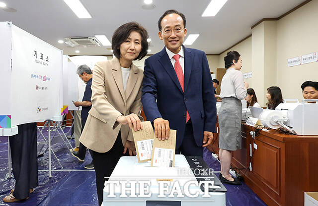 추경호 국민의힘 대구시장 후보(오른쪽)와 부인 김희경 여사가 제9회 전국동시지방선거 사전투표 날인 29일 오전 대구 수성구 수성구의회에 마련된 사전투표소에서 투표하고 있다. /대구=박헌우 기자