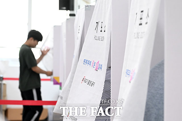 '투표용지 없는 선거'가 전 세계 민주주의를 위협하는 뇌관으로 떠올랐다. 단독 입후보에 따른 무투표 당선이 유권자의 고유 권한인 참정권을 심각하게 침해하고 있다는 지적이 한국을 넘어 해외 주요국에서도 잇따르고 있다. 사진은 제9회 전국동시지방선거 사전투표 첫날인 지난달 29일 오전 인천 계양구 작전서운동행정복지센터에 마련된 사전투표소를 찾은 유권자들이 소중한 한 표를 행사하고 있는 모습. /인천=서예원 기자