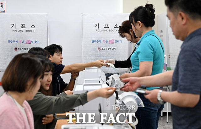 제9회 전국동시지방선거 사전투표 첫날인 29일 오전 인천 계양구 작전서운동행정복지센터에 마련된 사전투표소를 찾은 유권자들이 소중한 한 표를 행사하고 있다. /인천=서예원 기자