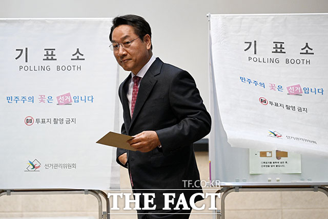 유정복 국민의힘 인천시장 후보가 29일 오전 인천 미추홀구 틈 문화창작지대에 마련된 제9회 전국동시지방선거 투표소에서 사전 투표를 하고 있다. /인천=서예원 기자