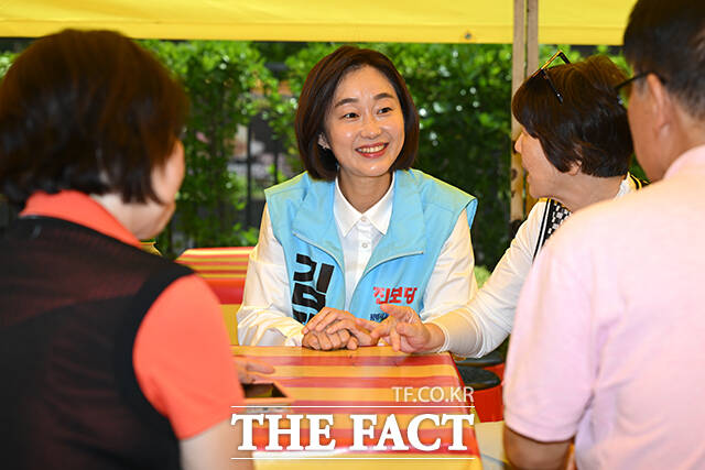 지역구 아파트단지 주민들과 이야기 나누는 김재연 후보(왼쪽).