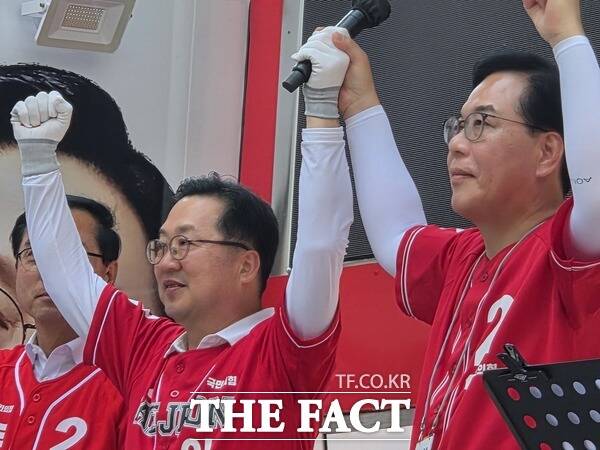 송언석 국민의힘 원내대표(오른쪽)가 29일 대전 중구 으능정이 거리를 방문해 이장우 국민의힘 대전시장 후보 지원유세에 나섰다. /이장우 후보 캠프