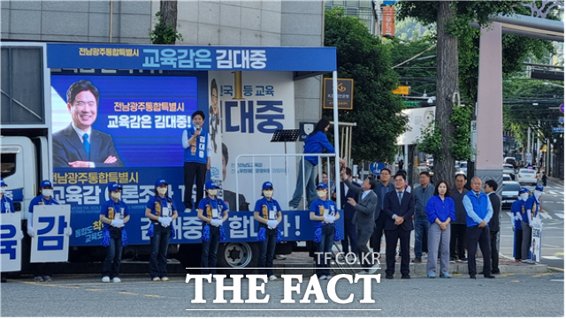 김대중 전남도교육감 후보가 28일 순천시를 찾아 집중 유세를 펼치며 지지를 호소하고 있다. /김대중 후보 선거사무소