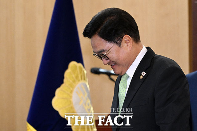 우원식 국회의장이 29일 오후 서울 여의도 국회에서 열린 제22대 전반기 국회 국회의장단 퇴임식에서 꽃다발을 받고 미소짓고 있다. /국회=서예원 기자