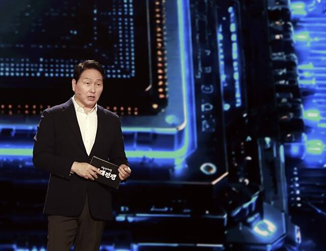 최태원 SK 회장이 지난 28일 방영된 KBS 다큐 인사이트 인재전쟁2 – 최태원의 대답 에 출연해 AI 인재상에 대해 강연하고 있다. /SK그룹