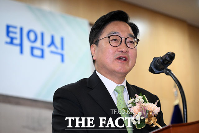 우원식 국회의장이 29일 오후 서울 여의도 국회에서 열린 제22대 전반기 국회 국회의장단 퇴임식에서 꽃다발을 받고 미소짓고 있다. /국회=서예원 기자