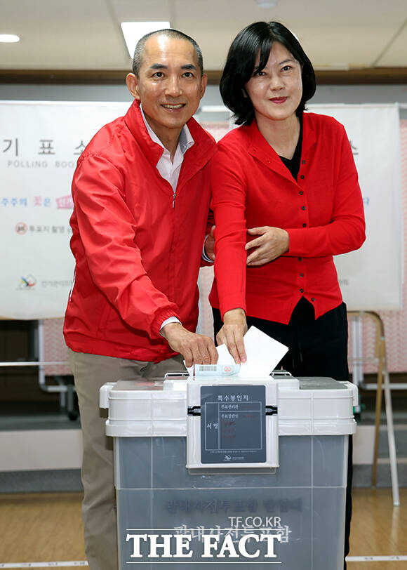 박민식 국민의힘 부산 북구갑 국회의원 후보(왼쪽)와 배우자 배정혜 씨가 6·3 지방선거 및 국회의원 재보궐선거 사전투표 첫날인 29일 오전 부산 북구 만덕제2동행정복지센터에 마련된 사전투표소에서 투표를 하고 있다. /부산=박상민 기자