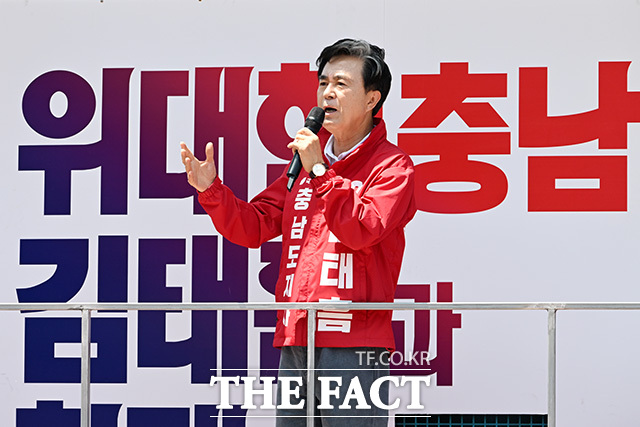 아산 온양온천역 광장 찾아 인사하는 김태흠 국민의힘 충남도지사 후보.