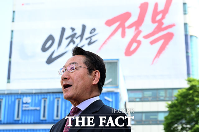 유정복 국민의힘 인천시장 후보가 29일 오전 인천 미추홀구 틈 문화창작지대에 마련된 제9회 전국동시지방선거 투표소에서 사전 투표를 하고 있다. /인천=서예원 기자