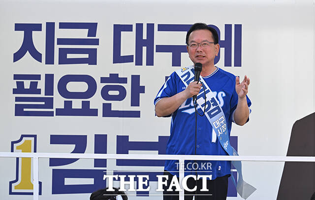 김부겸 더불어민주당 대구시장 후보가 제9회 전국동시지방선거 사전투표 날인 29일 오후 대구 수성구 삼성라이온즈파크 앞에서 시민들을 향해 지지를 호소하고 있다. /대구=박헌우 기자