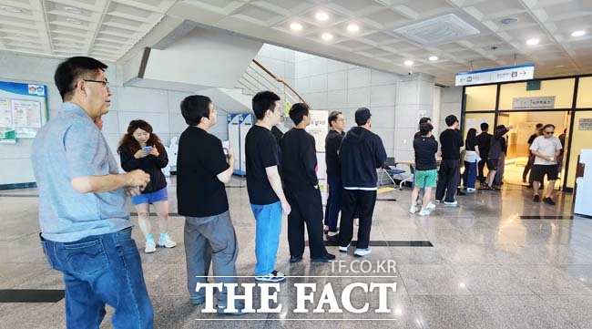 울릉군 한마음회관 1층에 마련된 사전투표소에 이른 아침부터 주민들의 발길이 이어지고 있다. /독자 제공
