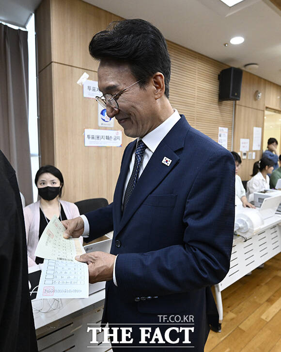 김민석 국무총리가 기표소를 나오고 있다.