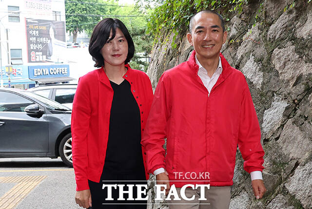 사전투표 첫 날인 29일 오전 하정우, 박민식, 한동훈(왼쪽부터) 부산 북구갑 국회의원 후보가 사전투표소를 찾아 투표하고 있다. /부산=박상민 기자