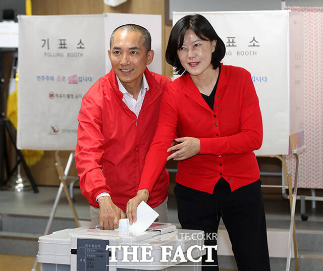 박민식 국민의힘 부산 북구갑 국회의원 후보(왼쪽)와 배우자 배정혜 씨가 6·3 지방선거 및 국회의원 재보궐선거 사전투표 첫날인 29일 오전 부산 북구 만덕제2동행정복지센터에 마련된 사전투표소에서 투표를 하고 있다. /부산=박상민 기자