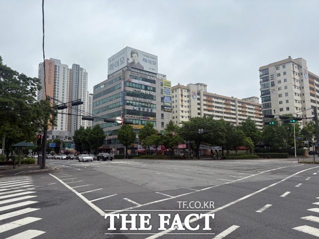 6·3 지방선거를 앞둔 지난 달21일 오후 광주 서구 화정동의 한 사거리가 다소 한산한 모습을 보이고 있다. 광주 서구청장이 무투표 당선되면서 거리엔 후보 홍보 현수막이 걸려 있지 않다. /김수민 기자
