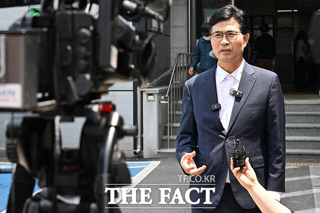 이원택 더불어민주당 전북특별자치도지사 후보가 29일 오후 전북도 전주 덕진구 우아1동 주민센터에 마련된 제9회 전국동시지방선거 투표소에서 사전투표를 하고 있다. /전주=김성렬 기자