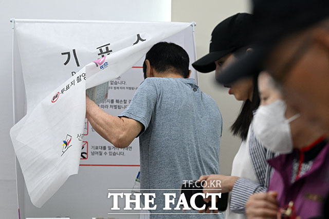 제9회 전국동시지방선거 사전투표 첫날인 29일 오전 인천 계양구 작전서운동행정복지센터에 마련된 사전투표소를 찾은 유권자들이 소중한 한 표를 행사하고 있다. /인천=서예원 기자