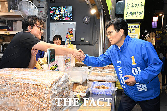 상인들과 인사하는 이 후보(오른쪽)와 조지훈 전주시장 후보.