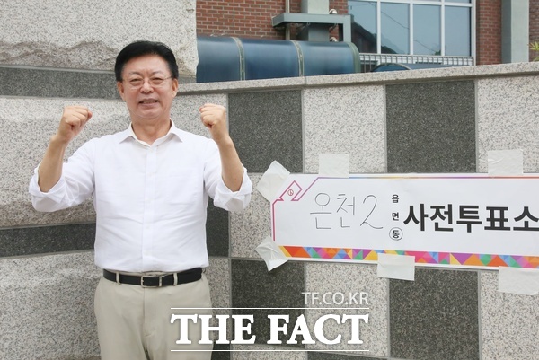 맹수석 대전시교육감 후보가 29일 어은중학교에서 어은고등학교와 죽동중학교 신설 의지를 다지며 투표권을 행사했다. /맹수석 후보 캠프