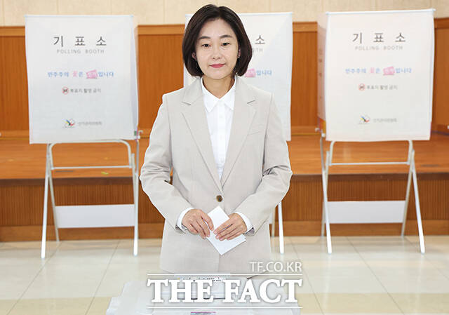 경기 평택을 국회의원 재선거에 출마한 진보당 김재연 후보가 29일 경기도 평택시 안중읍 행정복지센터에서 사전투표를 하고 있다. /평택=남윤호 기자