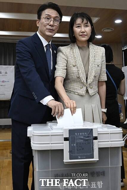 김민석 국무총리는 6·3 전국동시지방선거 사전투표 첫날인 29일 남색 정장에 흰색 무늬가 새겨진 파란색 넥타이 차림으로 투표를 마쳤다. /송호영 기자