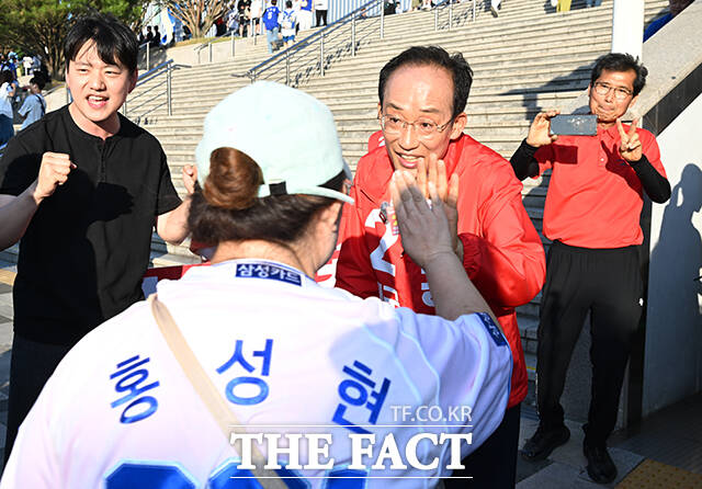 추경호 국민의힘 대구시장 후보가 제9회 전국동시지방선거 사전투표 첫날인 29일 오후 대구 수성구 삼성라이온즈파크를 찾아 시민들과 인사하고 있다. /대구=박헌우 기자