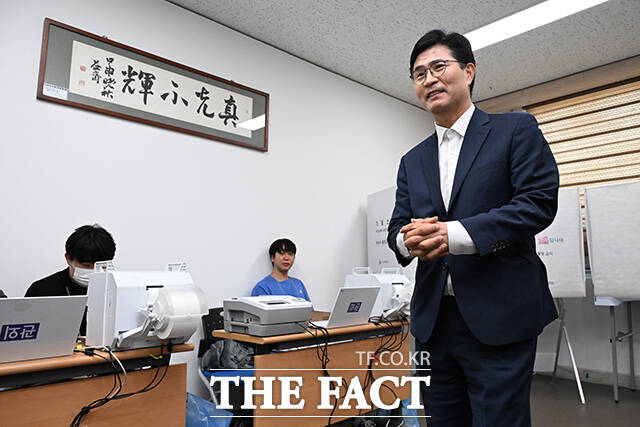 이원택 더불어민주당 전북특별자치도지사 후보가 29일 오후 전북도 전주 덕진구 우아1동 주민센터에 마련된 제9회 전국동시지방선거 투표소에서 사전투표를 하고 있다. /전주=김성렬 기자