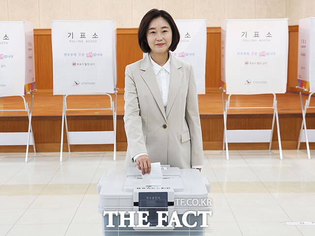경기 평택을 국회의원 재선거에 출마한 진보당 김재연 후보가 29일 경기도 평택시 안중읍 행정복지센터에서 사전투표를 하고 있다. /평택=남윤호 기자