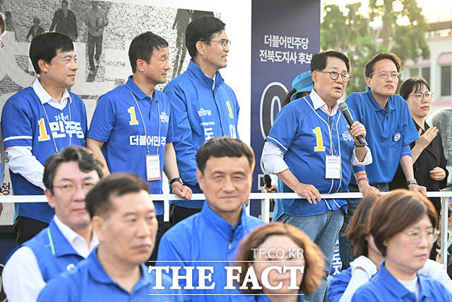 박지원 더불어민주당 국회의원(오른쪽)이 29일 오후 전북도 전주 완산구 풍남문광장에서 열린 유세현장에 참석해 시민들을 향해 이원택 전북특별자치도지사 후보의 지지를 호소하고 있다. /전주=김성렬 기자
