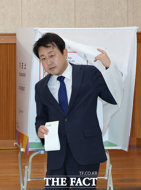 사전투표를 마친 김용남 후보가 취재진 질문에 답변하고 있다.