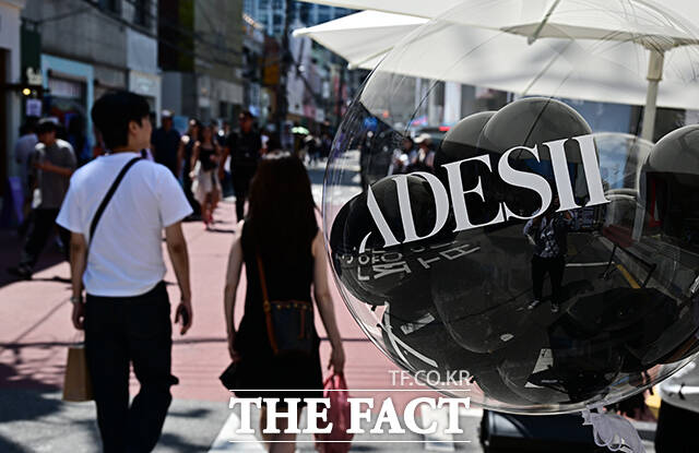 한미그룹 지주회사 한미사이언스가 론칭한 프리미엄 더마 코스메틱 브랜드 'ADESII(아데시)'가 29일 오후 서울 성동구 연무장길에서 론칭 캠페인을 진행하고 있다. /배정한 기자