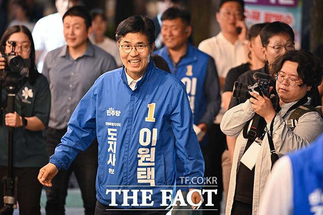 상인들과 인사하는 이 후보(오른쪽)와 조지훈 전주시장 후보.