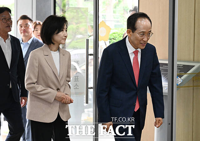 추경호 국민의힘 대구시장 후보(오른쪽)와 부인 김희경 여사가 제9회 전국동시지방선거 사전투표 날인 29일 오전 대구 수성구 수성구의회에 마련된 사전투표소에서 투표하고 있다. /대구=박헌우 기자