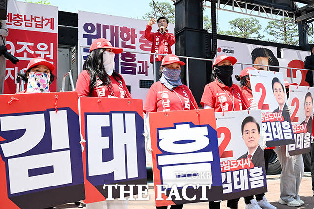 아산 온양온천역 광장 찾아 인사하는 김태흠 국민의힘 충남도지사 후보.