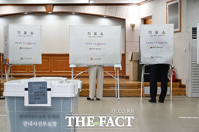 김부겸 더불어민주당 대구시장 후보(오른쪽)와 부인 이유미 여사가 제9회 전국동시지방선거 사전투표 날인 29일 오전 대구 수성구 고산2동 행정복지센터에 마련된 사전투표소에서 투표하고 있다. /대구=박헌우 기자