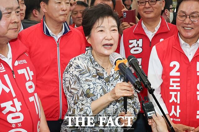 강 후보와 박 후보 지지 발언하는 박 전 대통령.