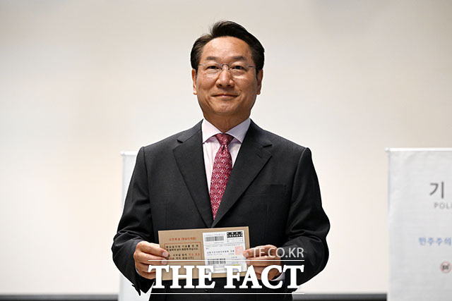 유정복 국민의힘 인천시장 후보가 29일 오전 인천 미추홀구 틈 문화창작지대에 마련된 제9회 전국동시지방선거 투표소에서 사전 투표를 하고 있다. /인천=서예원 기자