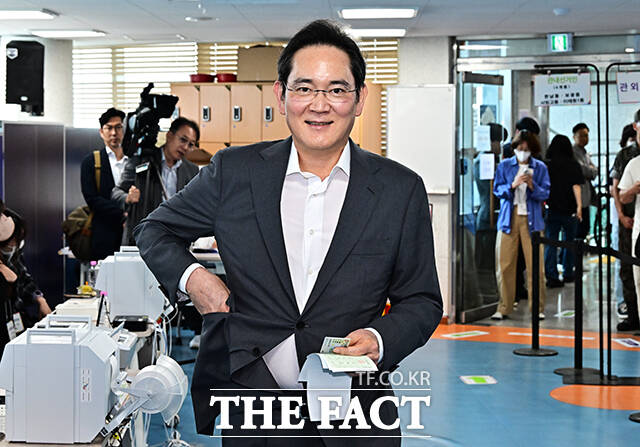 이재용 삼성전자 회장이 29일 오전 서울 용산구 한남동주민센터에 마련된 제9회 전국동시지방선거 투표소에서 사전투표를 하고 있다. /배정한 기자