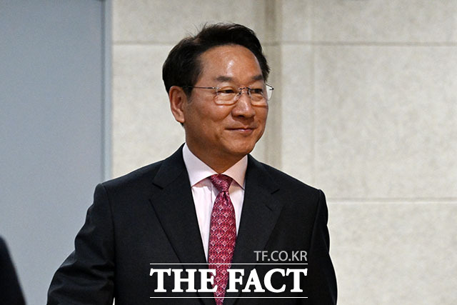 유정복 국민의힘 인천시장 후보가 29일 오전 인천 미추홀구 틈 문화창작지대에 마련된 제9회 전국동시지방선거 투표소에서 사전 투표를 하고 있다. /인천=서예원 기자