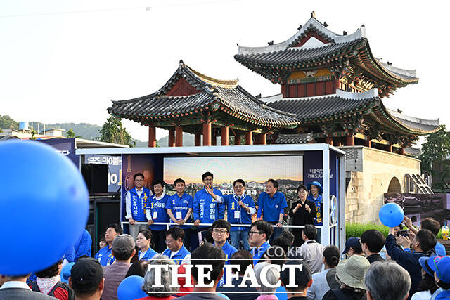 박지원 더불어민주당 국회의원(오른쪽)이 29일 오후 전북도 전주 완산구 풍남문광장에서 열린 유세현장에 참석해 시민들을 향해 이원택 전북특별자치도지사 후보의 지지를 호소하고 있다. /전주=김성렬 기자