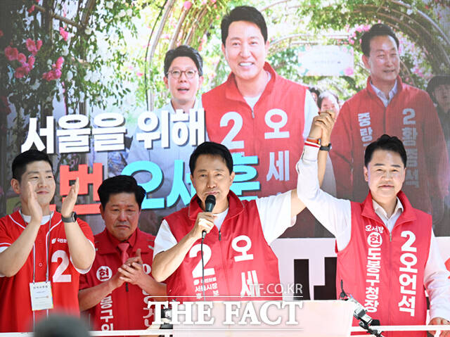 오세훈 국민의힘 서울시장 후보가 제9회 전국동시지방선거 사전투표 첫날인 29일 서울 도봉구 창동역 앞에서 유권자들에게 지지를 호소하고 있다. /이새롬 기자