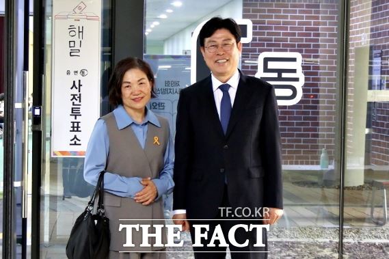 임전수 세종시교육감 후보와 부인이 29일 오전 해밀동복합커뮤니티센터 사전투표소를 찾아 한 표를 행사했다. /임전수 후보 캠프