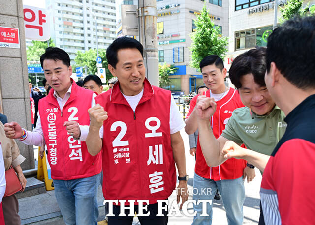 오세훈 국민의힘 서울시장 후보가 제9회 전국동시지방선거 사전투표 첫날인 29일 서울 도봉구 창동역 앞에서 유권자들에게 지지를 호소하고 있다. /이새롬 기자