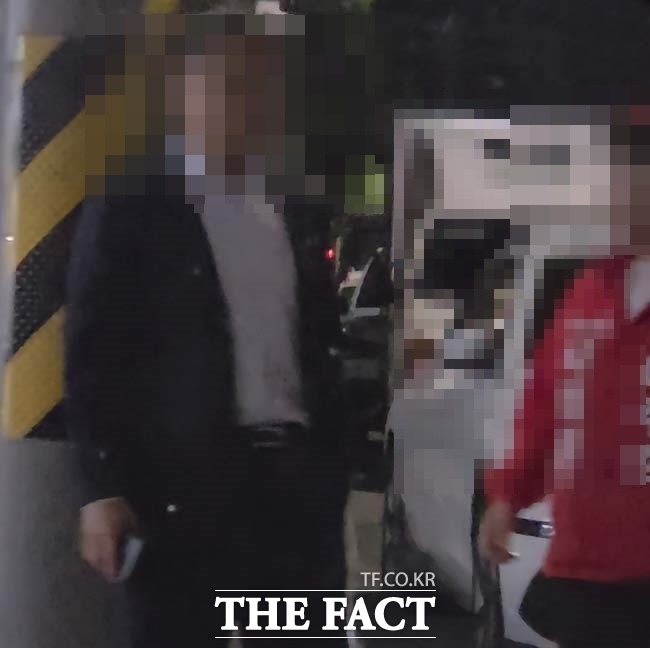 안동시의회 A 전문위원이 국민의힘 소속 B 안동시의원 후보와 선거사무실 앞에서 대화하고 있다. /제보자