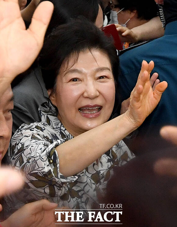 시민들에게 손 흔드는 박 전 대통령.