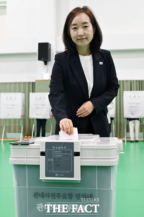 전은수 더불어민주당 아산을 국회의원 보궐선거 후보가 전국동시지방선거 사전 투표 첫날인 29일 오전 충남 아산시 배방북수스포츠센터에 마련된 투표소에서 사전 투표를 하고 있다. /아산=남용희 기자