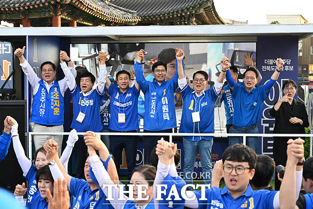 두 팔 들어올리는 조지훈 더불어민주당 전주시장 후보와 이성윤 최고위원, 한병도 공동상임선대위원장, 이원택 전북특별자치도지사 후보, 박지원 의원, 박주민 의원(왼쪽부터).