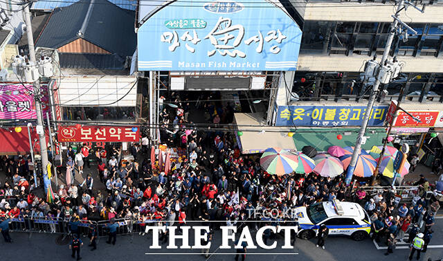 박 전 대통령을 만나기 위해 군집한 인파.